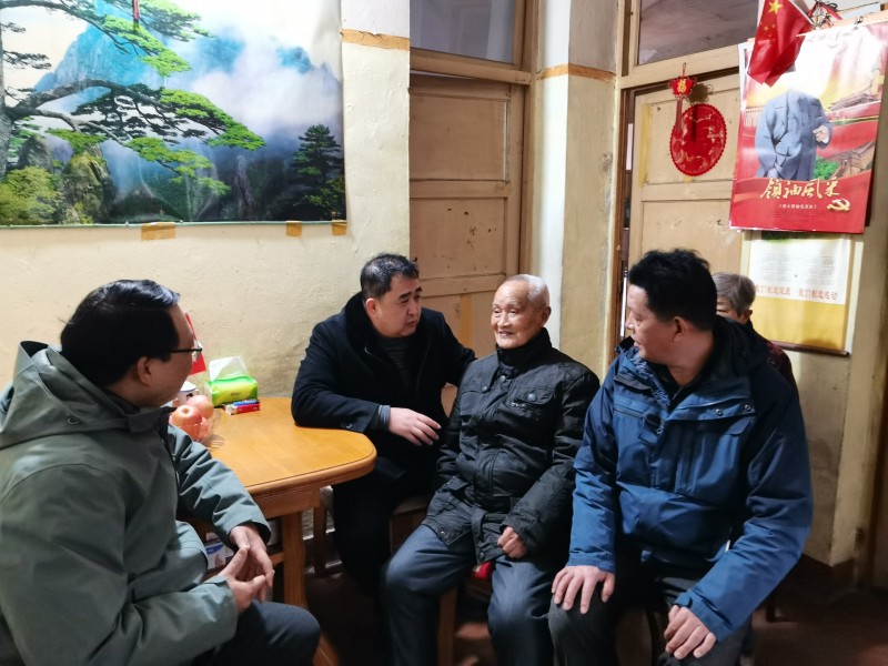 看望胡老_副本.jpg